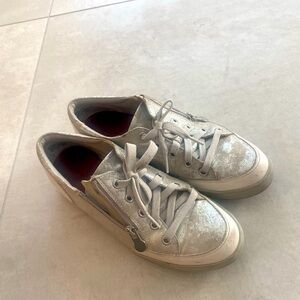 Gabbie Munro Sneakers